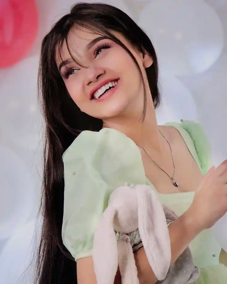 real simple girl image,Real simple girl image wallpaper,Real simple girl image download,Beautiful girl Pic Simple,Real simple girl image indian