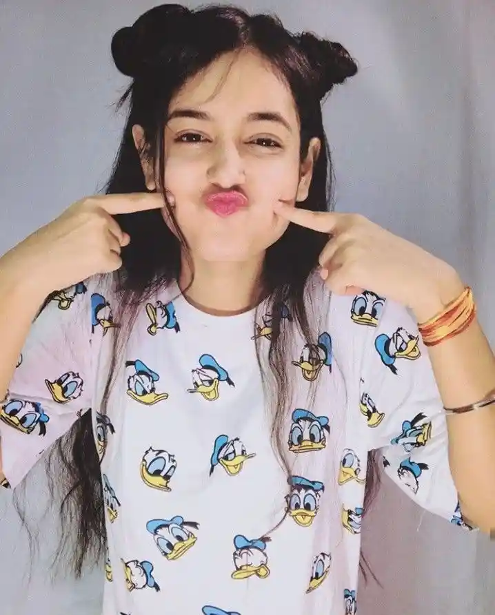 real simple girl image,Real simple girl image wallpaper,Real simple girl image download,Beautiful girl Pic Simple,Real simple girl image indian