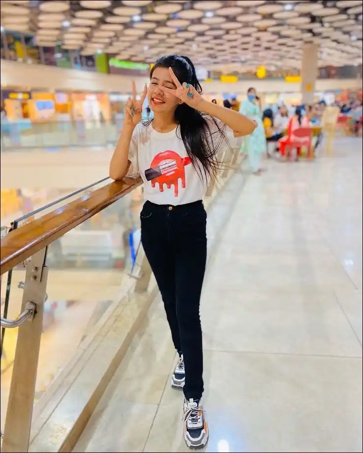 real simple girl image,Real simple girl image wallpaper,Real simple girl image download,Beautiful girl Pic Simple,Real simple girl image indian